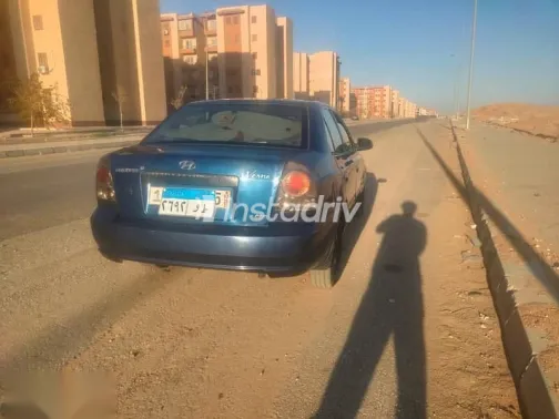 هيونداي فيرنا 2004 أزرق غامق مستعملة للبيع - 2