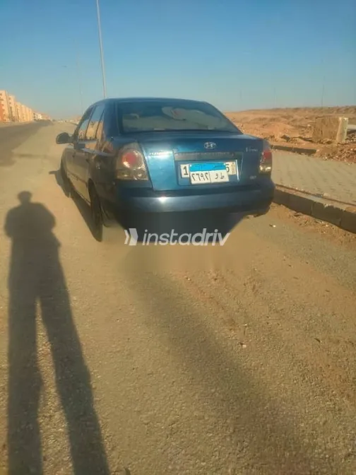 هيونداي فيرنا 2004 أزرق غامق مستعملة للبيع - 3