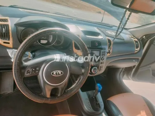 كيا سيراتو 2010 فضي مستعملة للبيع - 4