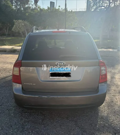 كيا كارينز 2010 أبيض مستعملة للبيع - 2