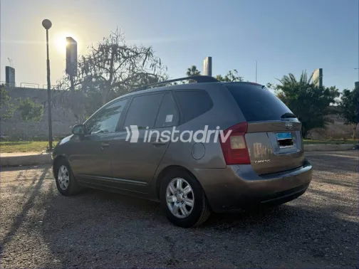 كيا كارينز 2010 أبيض مستعملة للبيع - 4