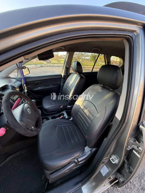 كيا كارينز 2010 أبيض مستعملة للبيع - 9