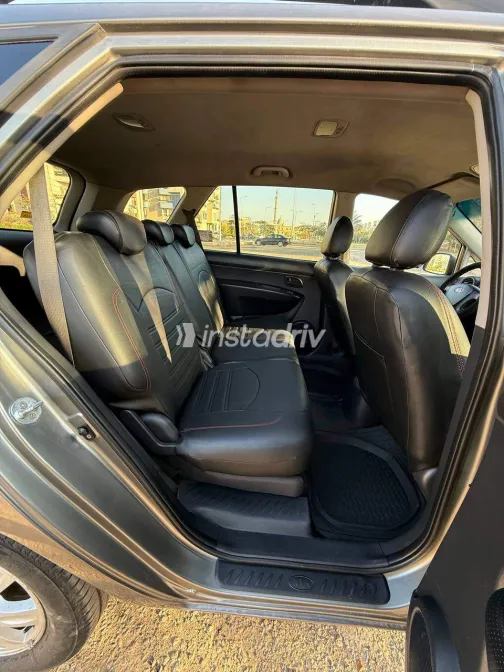 كيا كارينز 2010 أبيض مستعملة للبيع - 10