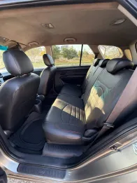 كيا كارينز 2010 أبيض مستعملة للبيع