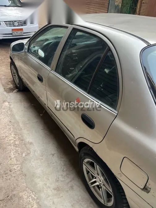 هيونداي اكسنت 2002 فضي مستعملة للبيع - 2