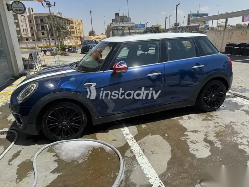 مينى كوبر 2017 أزرق غامق مستعملة للبيع - 2