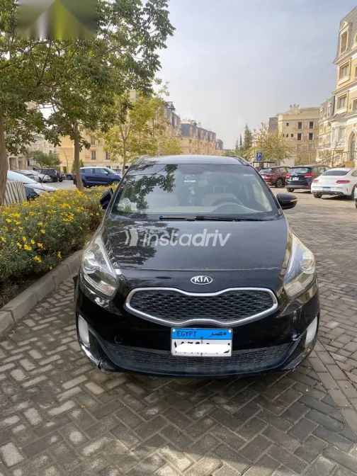 كيا كارينز 2015 أسود مستعملة للبيع - 2