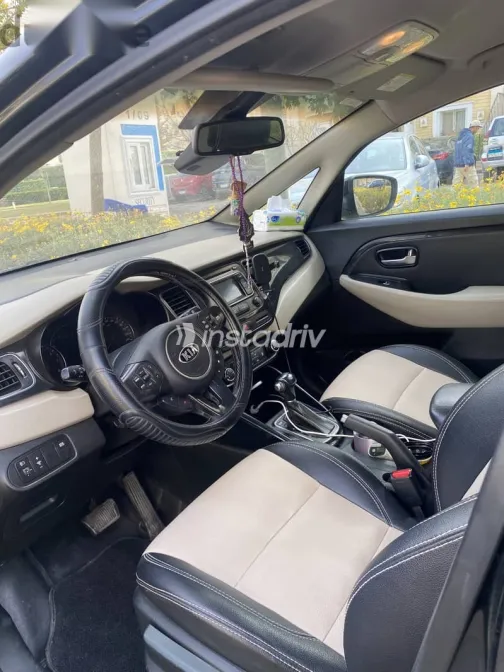 كيا كارينز 2015 أسود مستعملة للبيع - 3