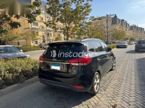 كيا كارينز 2015 أسود مستعملة للبيع - 5