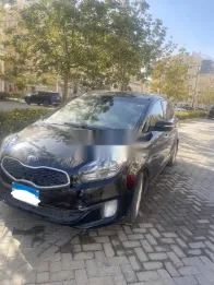 كيا كارينز 2015 أسود مستعملة للبيع