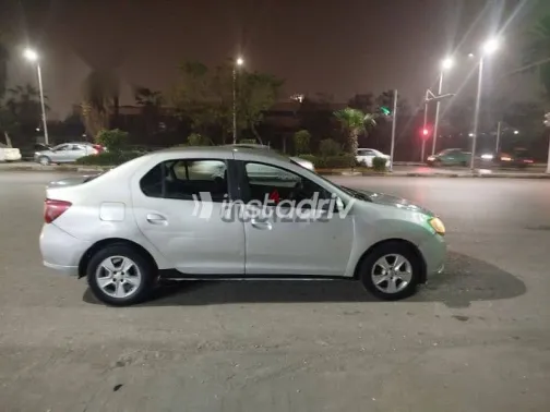 رينو لوجان 2015 فضي مستعملة للبيع - 3