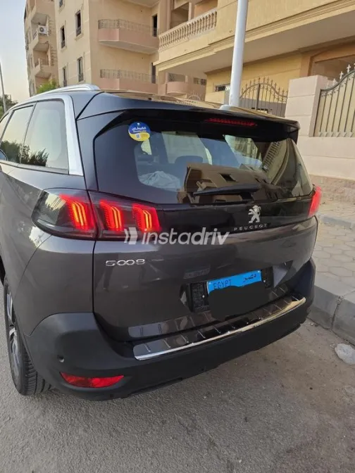 بيجو 5008 2024 رمادي غامق مستعملة للبيع - 2