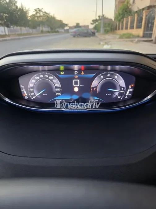 بيجو 5008 2024 رمادي غامق مستعملة للبيع - 4