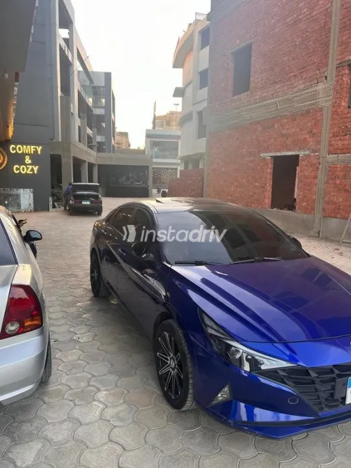 هيونداي إلنترا 2021 أزرق غامق مستعملة للبيع - 2
