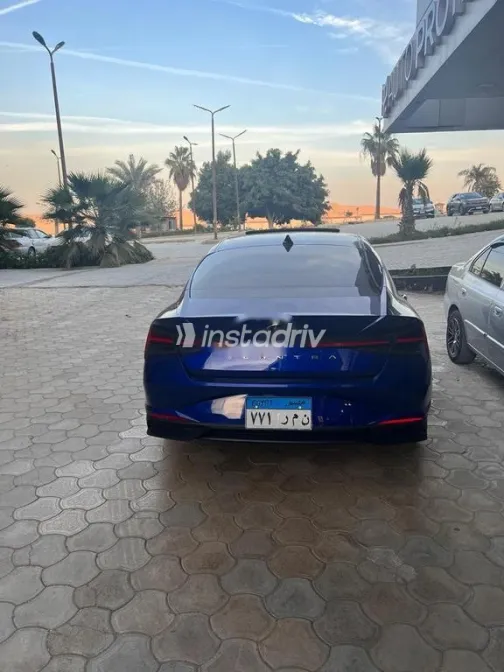 هيونداي إلنترا 2021 أزرق غامق مستعملة للبيع - 4