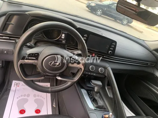 هيونداي إلنترا 2021 أزرق غامق مستعملة للبيع - 5