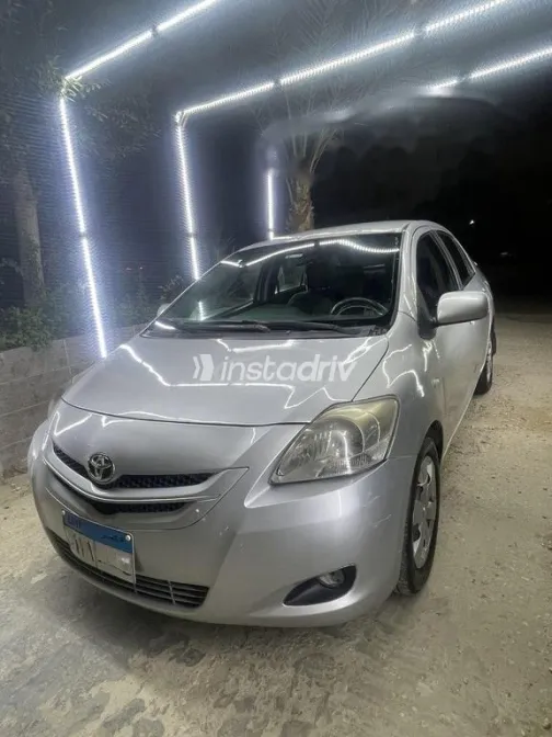 تويوتا ياريس 2007 فضي مستعملة للبيع - 1