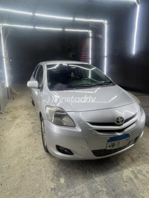 تويوتا ياريس 2007 فضي مستعملة للبيع - 3