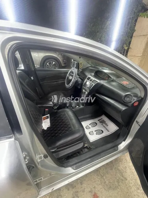 تويوتا ياريس 2007 فضي مستعملة للبيع - 4