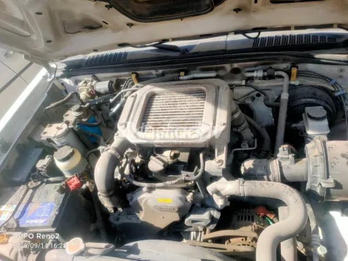 نيسان نافارا 2015 أبيض مستعملة للبيع - 4