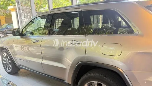 جيب جراند شيروكي 2017 بني مستعملة للبيع - 3