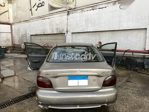 هيونداي اكسنت 2005 بني مستعملة للبيع - 1