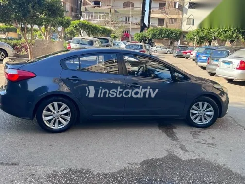 كيا سيراتو 2014 أزرق غامق مستعملة للبيع - 5