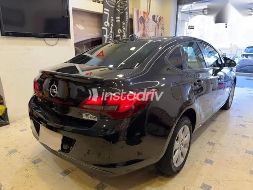 اوبل أسترا 2015 أسود مستعملة للبيع - 3