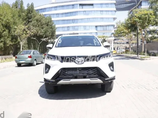 تويوتا فورتشنر 2025 أبيض مستعملة للبيع - 1
