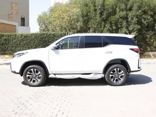 تويوتا فورتشنر 2025 أبيض مستعملة للبيع - 6