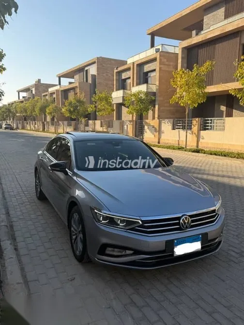 فولكس فاغن باسات 2021 فضي مستعملة للبيع - 1