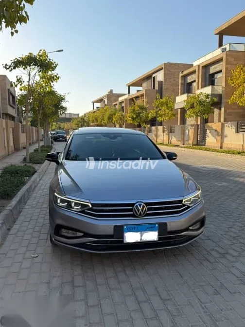 فولكس فاغن باسات 2021 فضي مستعملة للبيع - 2