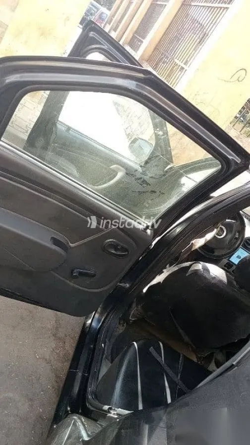 رينو لوجان 2011 أسود مستعملة للبيع - 2