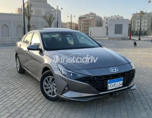 هيونداي إلنترا 2021 فضي مستعملة للبيع - 4