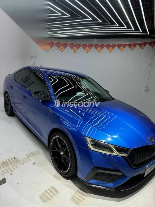 سكودا اوكتافيا 2021 أزرق غامق مستعملة للبيع - 2