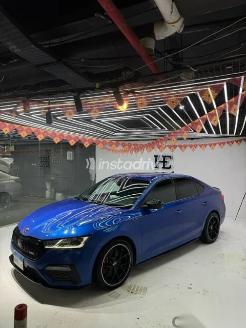 سكودا اوكتافيا 2021 أزرق غامق مستعملة للبيع - 3