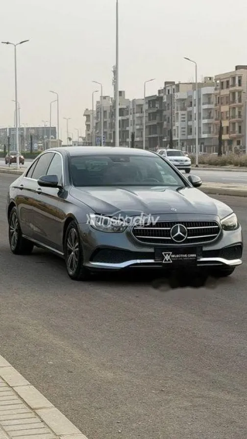 مرسيدس E 200 2021 فضي مستعملة للبيع - 1