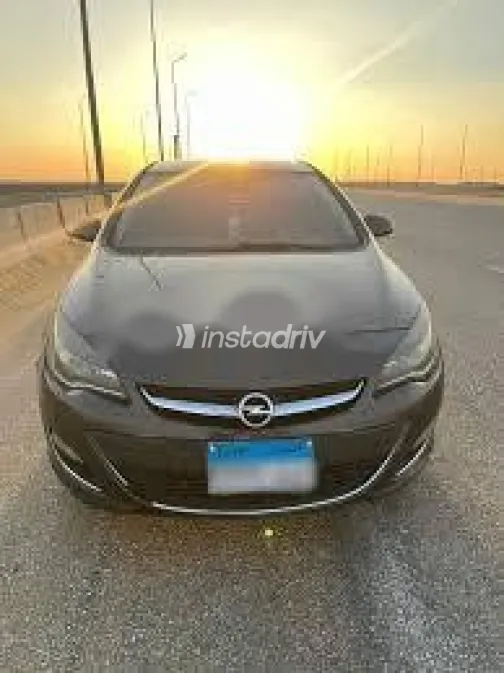 اوبل أسترا 2014 رمادي غامق مستعملة للبيع - 1