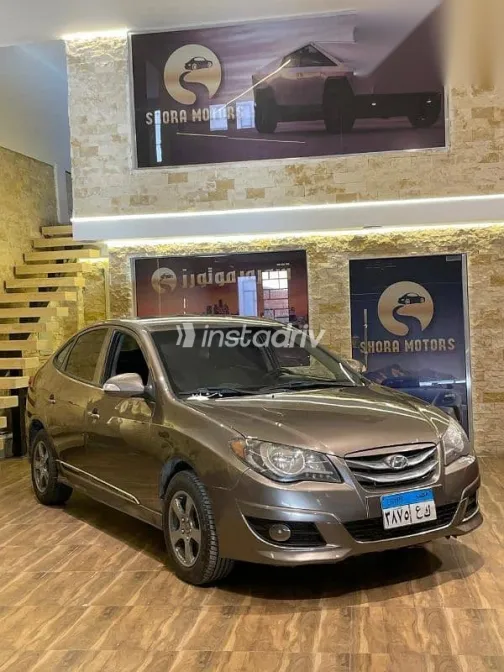 هيونداي إلنترا 2017 ذهبي مستعملة للبيع - 1