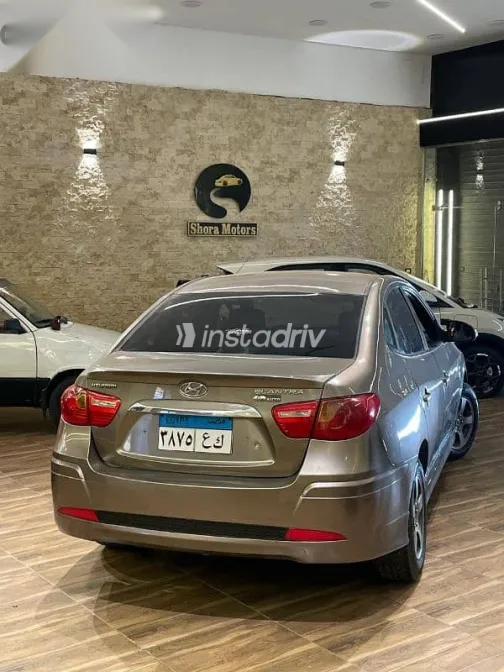 هيونداي إلنترا 2017 ذهبي مستعملة للبيع - 2