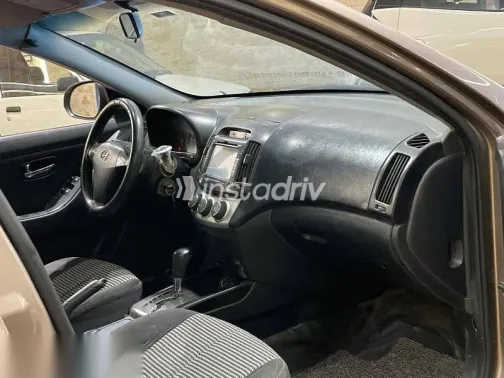 هيونداي إلنترا 2017 ذهبي مستعملة للبيع - 4