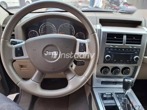 جيب شيروكي 2009 ذهبي مستعملة للبيع - 3