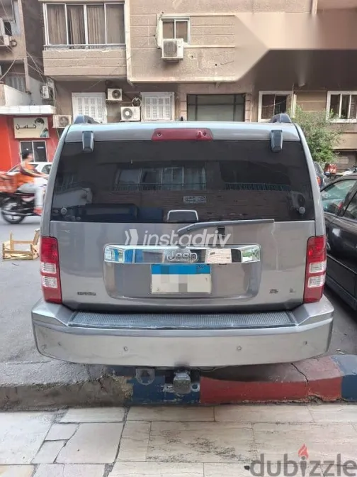 جيب شيروكي 2009 ذهبي مستعملة للبيع - 8