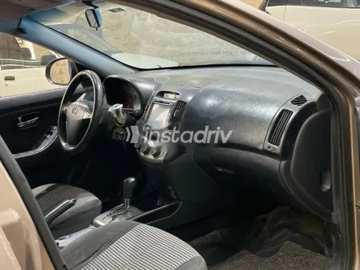 هيونداي إلنترا 2017 ذهبي مستعملة للبيع - 4