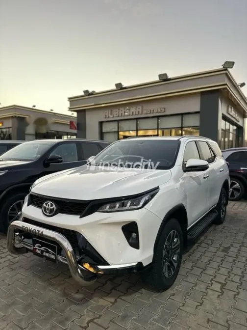 تويوتا فورتشنر 2023 أبيض مستعملة للبيع - 2