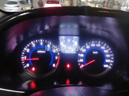 هيونداي سولاريس 2017 أحمر غامق مستعملة للبيع - 2