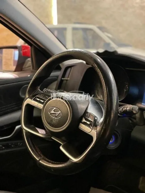 هيونداي إلنترا 2022 أحمر مستعملة للبيع - 4