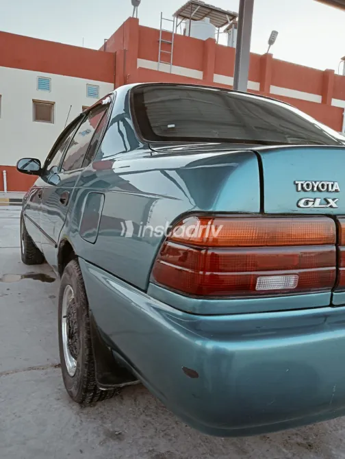 تويوتا كورولا 1995 أبيض مستعملة للبيع - 2