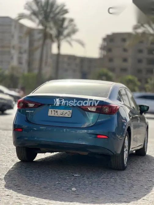 مازدا 3 2019 أزرق غامق مستعملة للبيع - 2