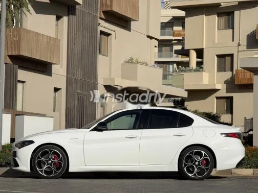 الفاروميو جوليا 2025 أبيض مستعملة للبيع - 2